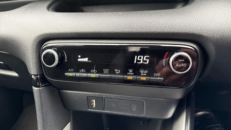 Toyota Yaris 1.5 Hybrid Design 5dr CVT Hybrid Hatchback